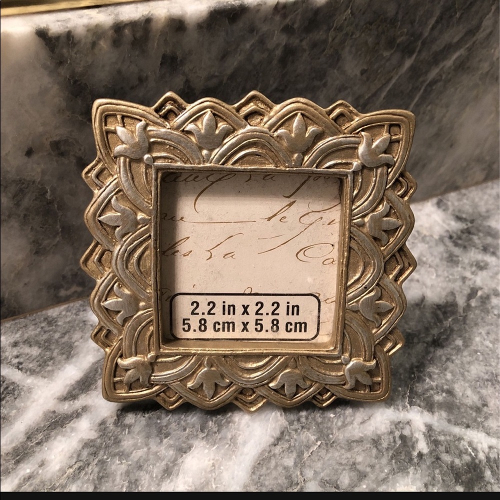Mini portrait frame